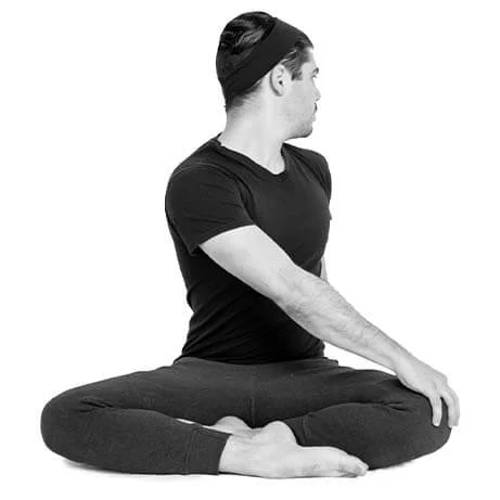 Postura Fácil con Torsión Parivrtta Sukhasana