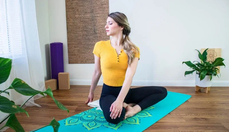 Postura Fácil con Torsión Parivrtta Sukhasana